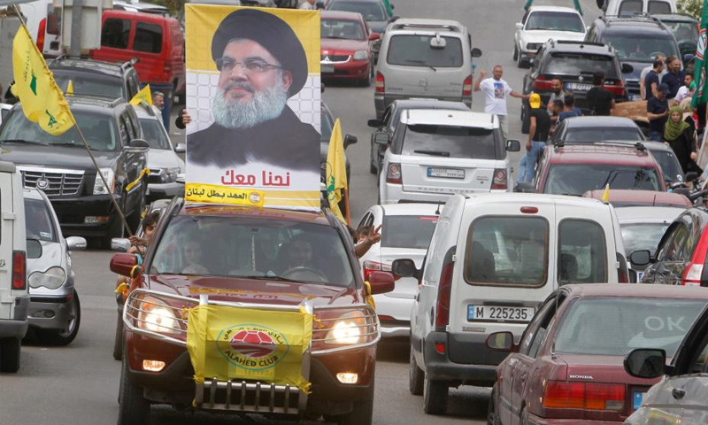سيارة تحمل صورة زعيم حزب الله تجوب الشوارع- 6 من أيار 2018 (رويترز)