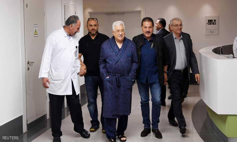 الرئيس الفلسطيني، محمود عباس، خلال وجوده في مستشفى رام الله (رويترز)