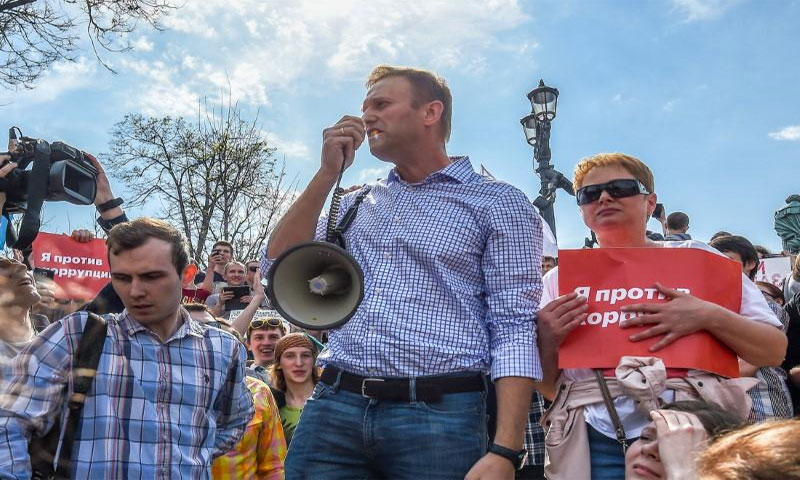 الزعيم الروسي المعارض ألكسي نافالني في احتجاجات ضد الرئيس فلاديمير بوتين قبيل مراسم تنصيبه لفترة رئاسية جديدة في العاصمة موسكو في 5 أيار 2018(رويترز)