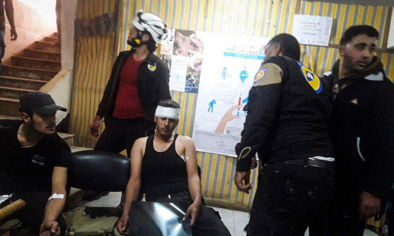 مصابون من الدفاع المدني في مشفى ميداني في درعا - 6 أيار 2018 (مديرية الدفاع المدني في درعا)