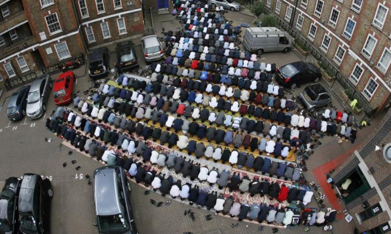 مسلمون يؤدون صلاة الجمعة في لندن، ثاني أيام عيد الفطر عام 2016 (رويترز)