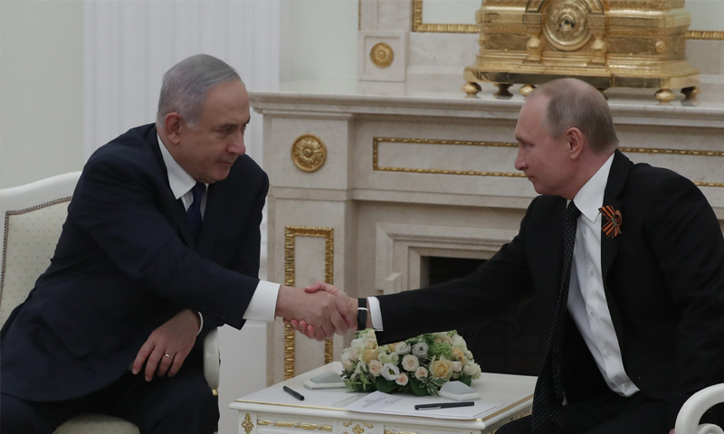 الرئيس الروسي فلاديمير بوتين (يمينا) ورئيس وزراء إسرائيل بنيامين نتنياهو خلال اجتماع بالكرملين في موسكو - 9 من أيار 2018 (رويترز)