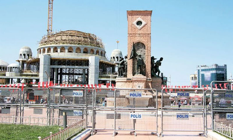 إحاطة ساحة تقسيم في اسطنبول بالسياج لمنع الفعاليات فيها 1 أيار 2018(egepostasi)
