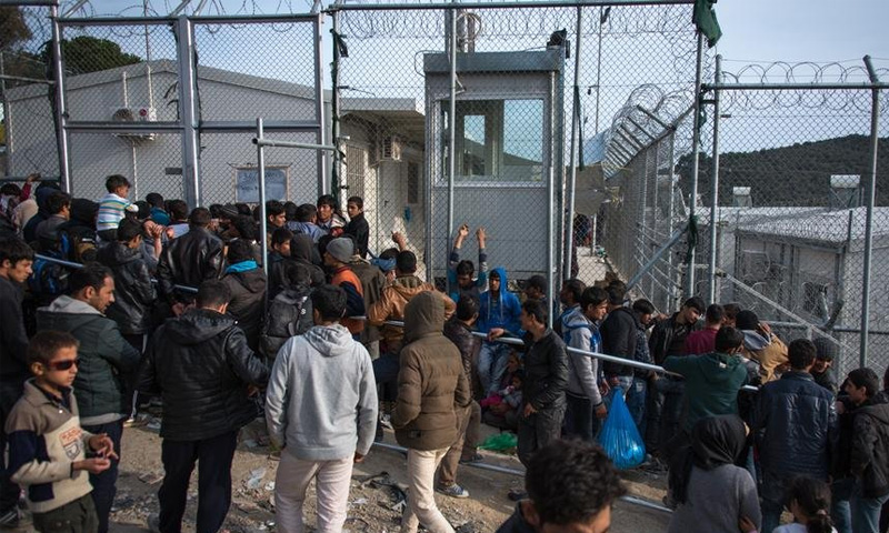 لاجئون ومهاجرون في مخيم موريا في اليونان (DW)