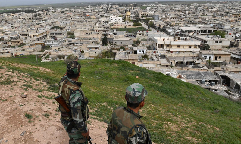 مقاتلون في قوات الأسد يراقبون مدينة تل رفعت - 28 آذار 2018 (AFP)