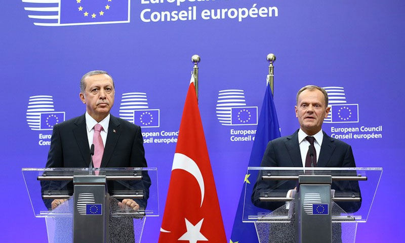 رئيس المجلس الأوروبي، دونالد توسك والرئيس التركي رجب طيب أردوغان (مواقع تركية)