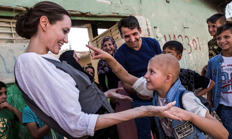 زيارة المبعوثة الأممية أنجلينا جولي لمخيم دومينز في العراق 17 حزيران 2018 (رويترز)