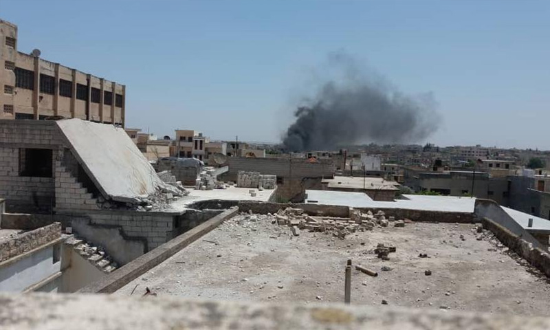 دخان جراء غارات جوية على مدينة بنش في ريف إدلب - 10 من حزيران 2018 (تنسيقية بنش)