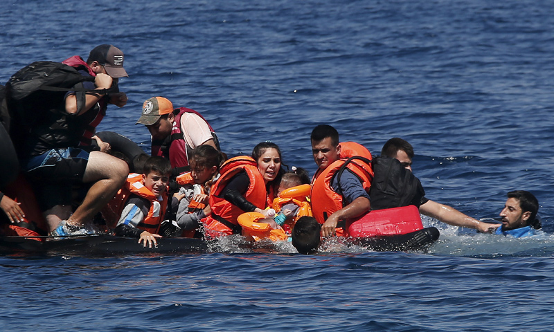 لاجئون سوريون يقطعون البحر للوصول إلى أوروبا (رويترز)