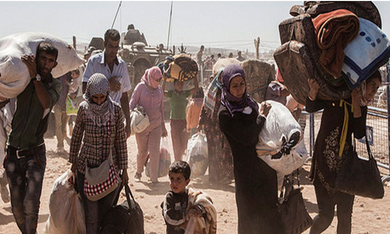 لاجئون سوريون أكراد متجهون إلى تركيا عبر الحدود (المفوضية العليا للاجئين)