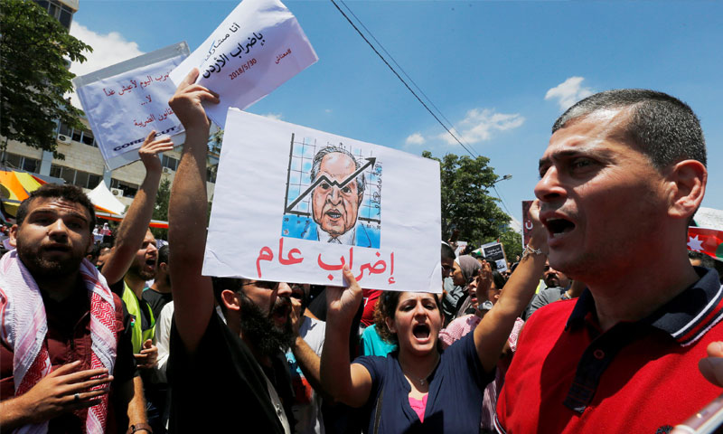 متظاهرون يشاركون في الاحتجاجات الشعبية في الأردن - 30 أيار 2018 (رويترز)