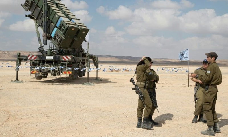 منظومة باتريوت الأمريكية وإلى جانبها عناصر من الجيش الإسرائيلي - (انترنت)