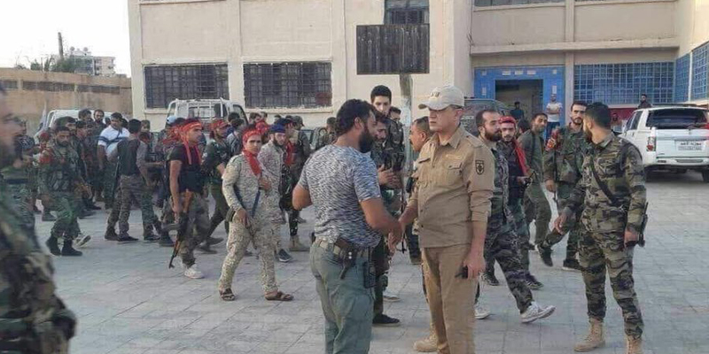 ضابط روسي رفقة قائد لواء أبو الفضل العباس-داعل (FSA News)
