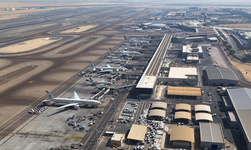 مطار أبو ظبي في العاصمة الإماراتية (صفحة المطار في فيس بوك)
