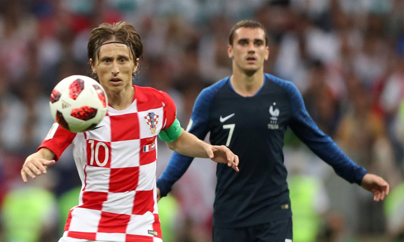 نجم المنتخب الكرواتي مودريتش والفرنسي جريزمان في نهائي كأس العالم (رويترز)