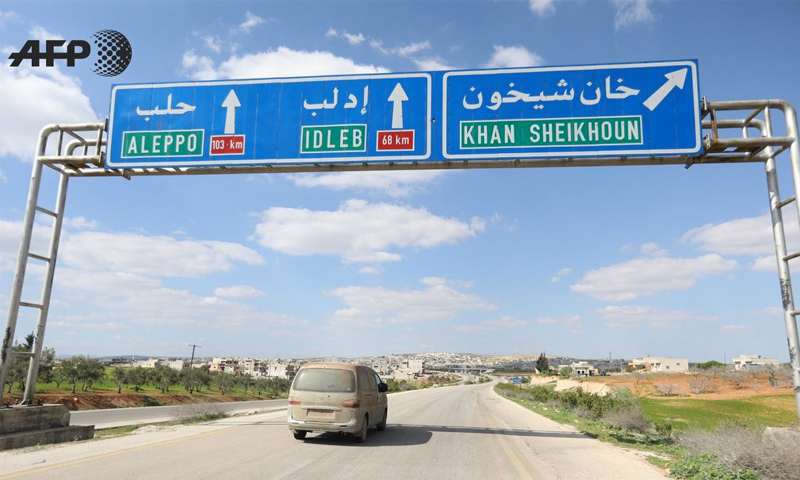 لافتة طرقية على طريق دمشق حلب عند تحويلة خان شيخون في ريف إدلب - 31 آذار 2018 (عمر حاج قدور/AFP)