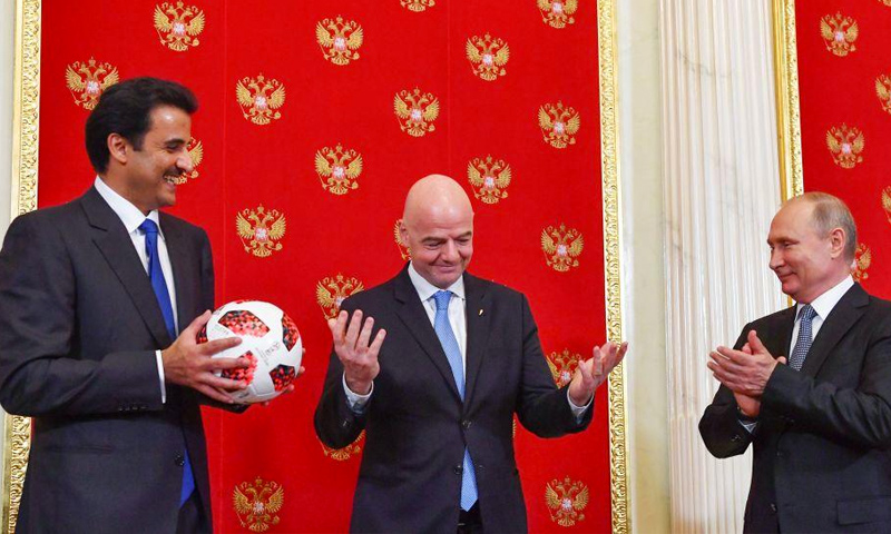 أمير قطر تميم بن حمد يتسلم ملف إدارة كأس العالم من الرئيس الروسي فلاديمير بوتين (Indy Football)