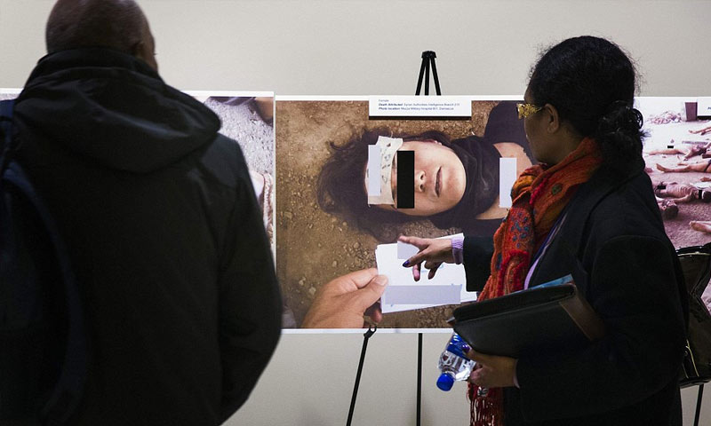 معرض صور لمعتقلين قتلوا تحت التعذيب صورها الضابط "قيصر" (رويترز)