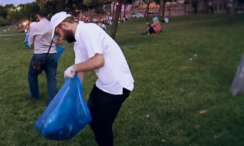 حملة تنظيف شواطئ اسطنبول (منبر الجمعيات السورية في اسطنبول فيس بوك)