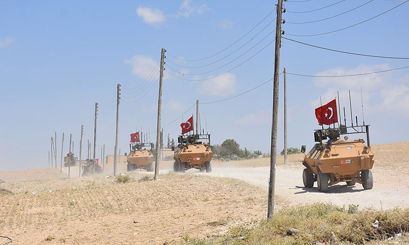 عربات مصفحة تابعة للجيش التركي تقوم بدوريات في مدينة منبج السورية - 22 حزيران 2018 (AFP)
