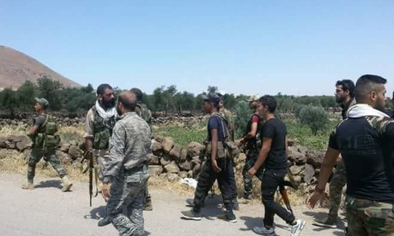 عناصر من قوات الأسد في محيط تل الحارة بريف درعا - 16 من تموز 2018 (فيس بوك)