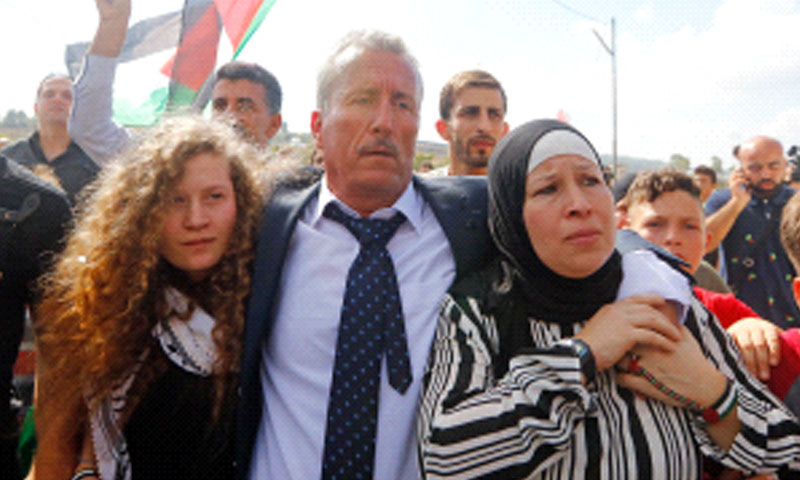 عهد التميمي ووالدتها ناريمان مع والدها بعد خروجها من السجن 29 تموز 2018 (وفا)