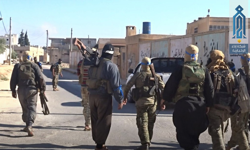 عناصر من هيئة تحرير الشام خلال عملية أمنية في مدينة سرمين بريف إدلب - 30 من حزيران 2018 (وكالة إباء)