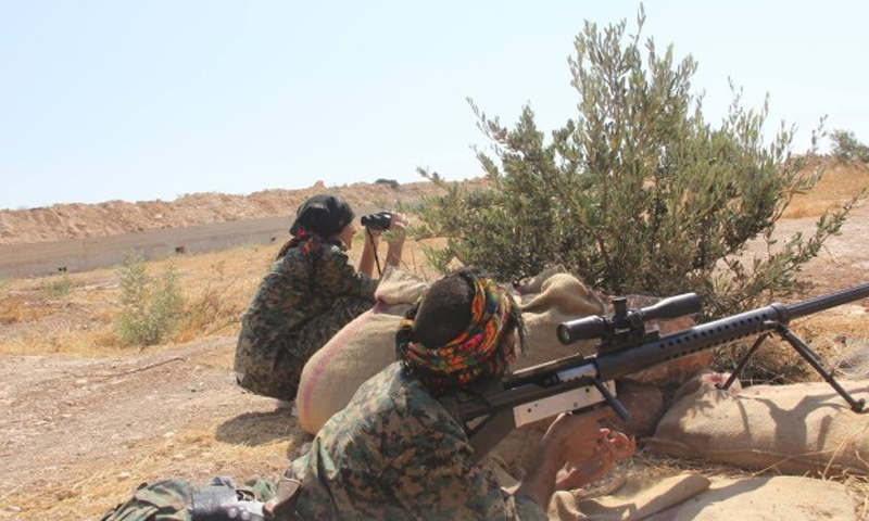 عناصر من وحدات حماية الشعب الكردية خلال المعارك ضد تنظيم الدولة الإسلامية بريف الرقة - (انترنت)