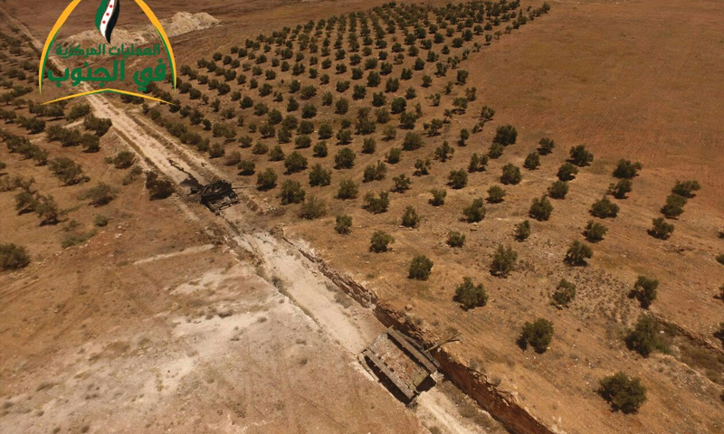 دبابة لقوات الأسد دمرتها فصائل المعارضة خلال محاولتها التقدم باتجاه كتيبة الصواريخ غربي درعا - 2 من تموز 2017 (غرفة العمليات المركزية)