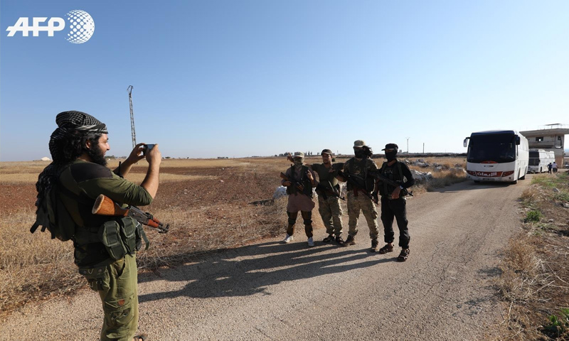 مقاتلون من فصائل المعارضة في أثناء خروج مقاتلي كفريا والفوعة - 18 من تموز 2018 (AFP عمر حاج قدور)