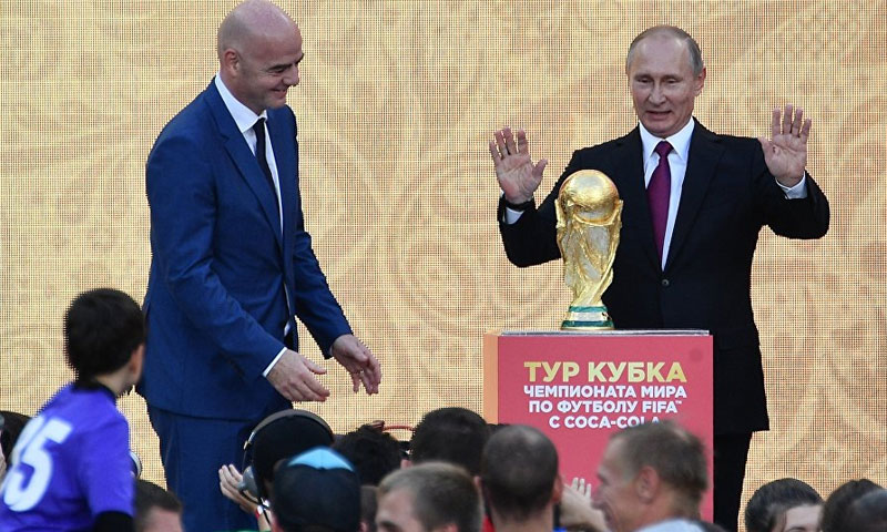 الرئيس الروسي فلاديمير بوتين ورئيس الاتحاد الأوربي لكرة القدم إنفانتينو في افتتاح مونديال روسيا 2018 (سبوتنيك)