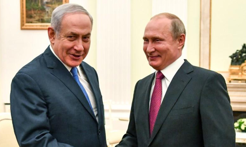 رئيس الوزرا الإسرائيلي بنيامين نتنياهو يصافح الرئيس الروسي فلاديمير بوتين في الكرملين- 11 تموز 2018 (روتيرز)
