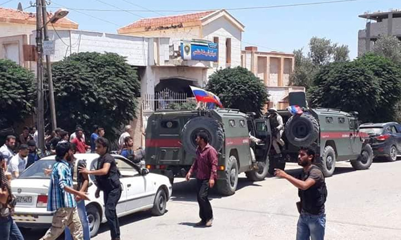 الشرطة الروسية بعد دخولها إلى بلدة طفس بريف درعا الغربي - 11 من تموز 2018 (فيس بوك)