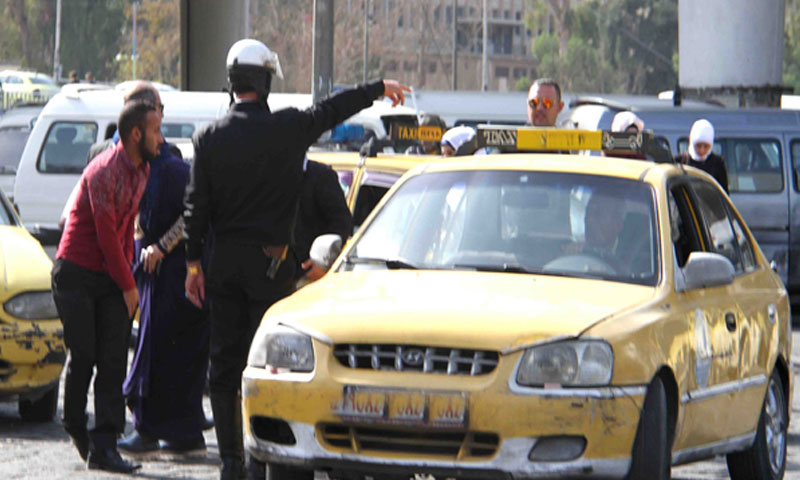 شرطة المرور في أثناء حادث مروري (الوطن)