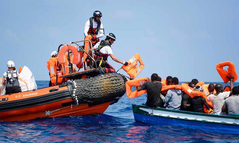 عمال سفينة "أكواريوس" خلال إنقاذهم مهاجرين في البحر المتوسط (أطباء بلا حدود)