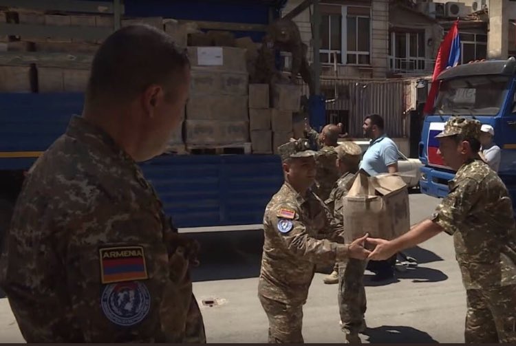 قوات حفظ السلام الأرمنية توزع مساعدات إنسانية في حلب