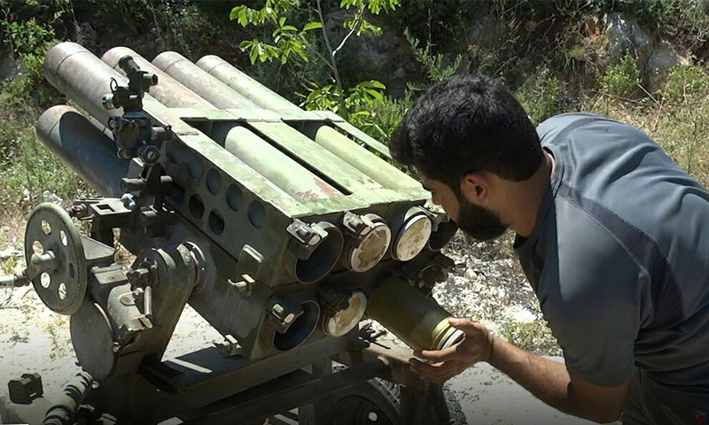 عنصر من الجبهة الوطنية للتحرير يجهز راجمة صواريخ لقصف مواقع قوات الأسد في ريف حلب - 11 من آب 2018 (الجبهة الوطنية للتحرير)