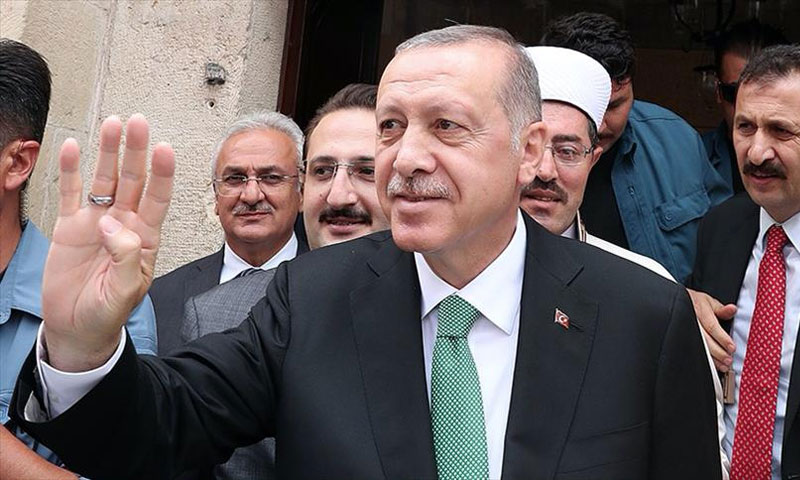 رجب طيب أردوغان عقب صلاة الجمعة (الأناضول)