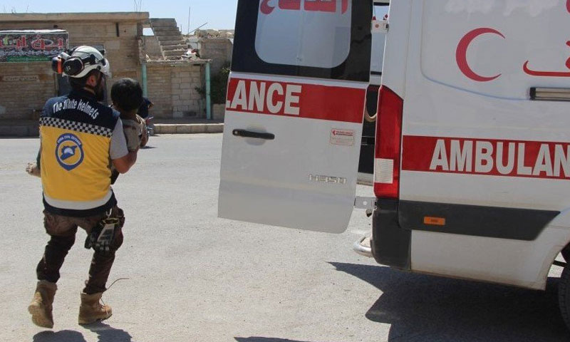 الدفاع المدني أثناء اسعاف الجرحى في ريف ادلب الجنوبي 13 آب 2018 (الدفاع المدني السوري في تويتر)