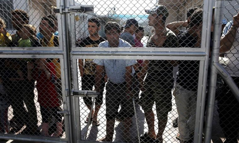 لاجئون ومهاجرون في مخيم موريا في اليونان (رويترز)