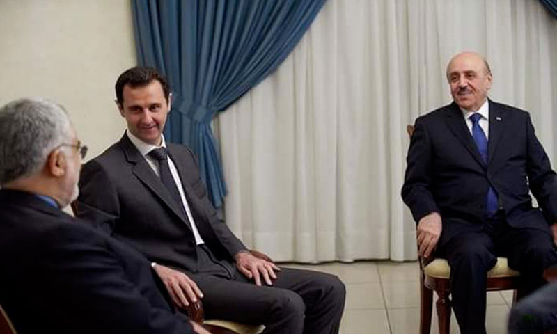 رئيس الأمن الوطني علي مملوك (يمين) إلى جانب رئيس النظام السوري بشار الأسد (سانا)
