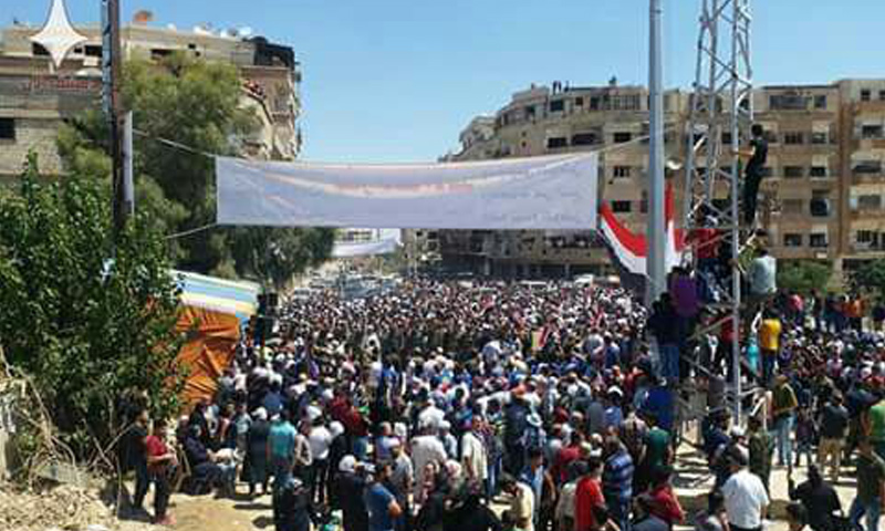 عشرات المدنيين في أثناء دخولهم إلى مدينة داريا - 28 من آب 2018 (دمشق الآن)
