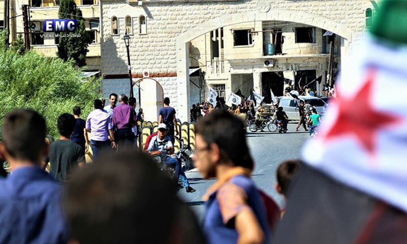 مسلحون يمنعون المدنيين من التظاهر في جسر الشغور بريف إدلب - 28 من أيلول 2018 (مركز إدلب الإعلامي)