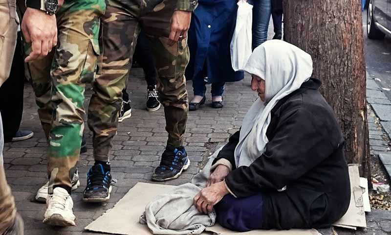 سيدة تجلس في حي البرامكة في دمشق - 3 كانون الثاني 2018 (عدسة شاب دمشقي)