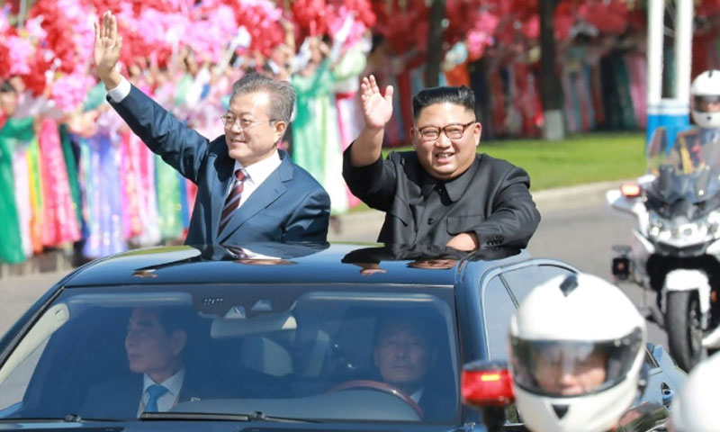 الزعيمين الكوريين يلوحان للجماهير بيونغ يانغ 18 ايلول2018 (وكالة الانباء الكورية)