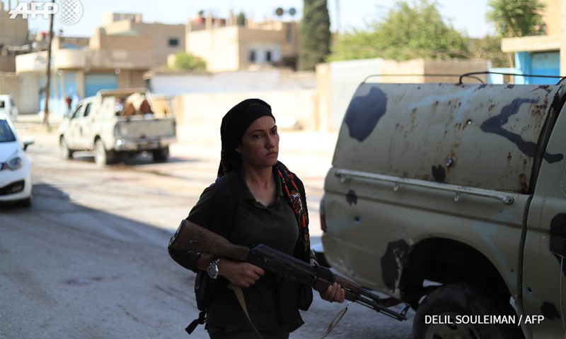 مقاتلة من قوات أسايش التابعة لوحدات حماية الشعب الكردية في مدينة القامشلي - أيلول 2018 (AFP)
