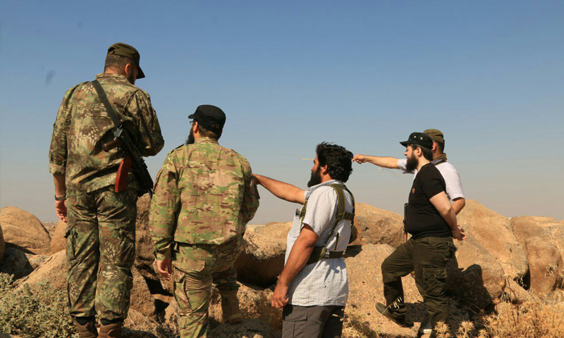 قائد أحرار الشام جابر علي باشا في زيارة لمقاتليه على جبهات إدلب - (الجبهة الوطنية للتحرير)