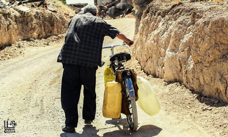 رجل ينقل المياه في الريف السوري (فيس بوك عدسة شاب دمشقي)