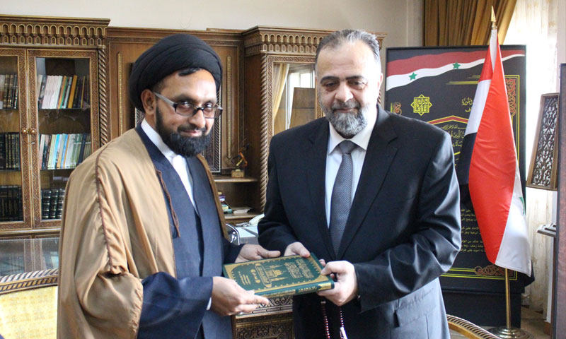 وزير الاوقاف محمد عبد الستار السيد مع رجل دين إيراني (وزارة الأوقاف فيس بوك)