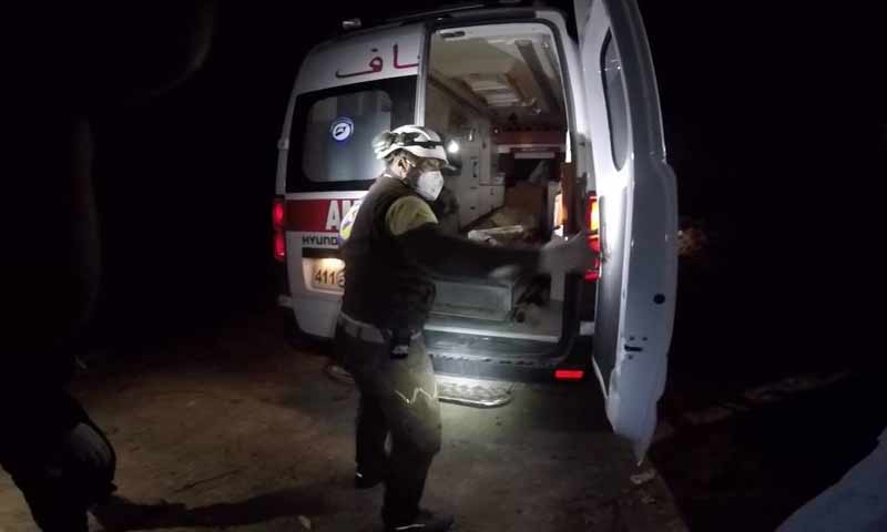 فرق الدفاع المدني أثناء نقل جثة لرجل مجهول الهوية بأطراف بلدة كفرومة جنوبي إدلب 25 تشرين أول 2018 (الدفاع المدني السوري)